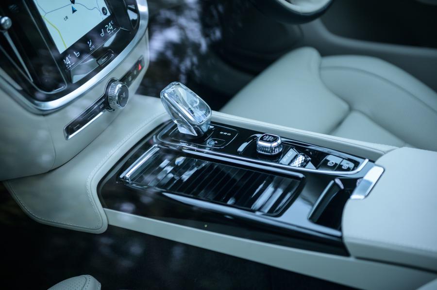 Детали интерьера Volvo S60 T6 Inscription 2019 года  (JP) (фото 19 из 21)